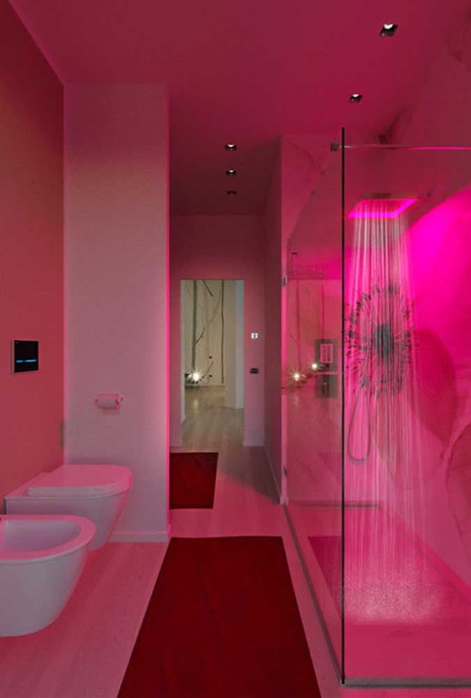 Que tal fazer um banheiro rosa pink para chamar atenção? Prepare uma boa iluminação para destacar ainda mais o ambiente.