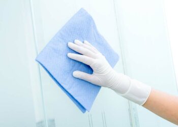 Como limpar box de vidro: 9 formas para deixá-lo brilhando sempre