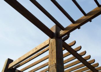 Pergolado de madeira: veja inspirações e como fazer corretamente