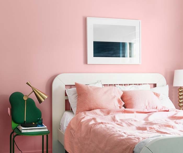 Quarto Da Menina Do Adolescente Com a Parede Cor-de-rosa Brilhante E  Interior Simples Imagem de Stock - Imagem de casa, arquitetura: 72695841