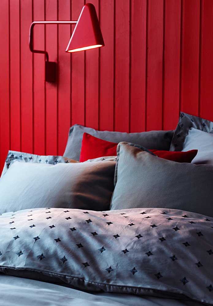 Quer ter um quarto mais romântico? Aposte na parede vermelha.
