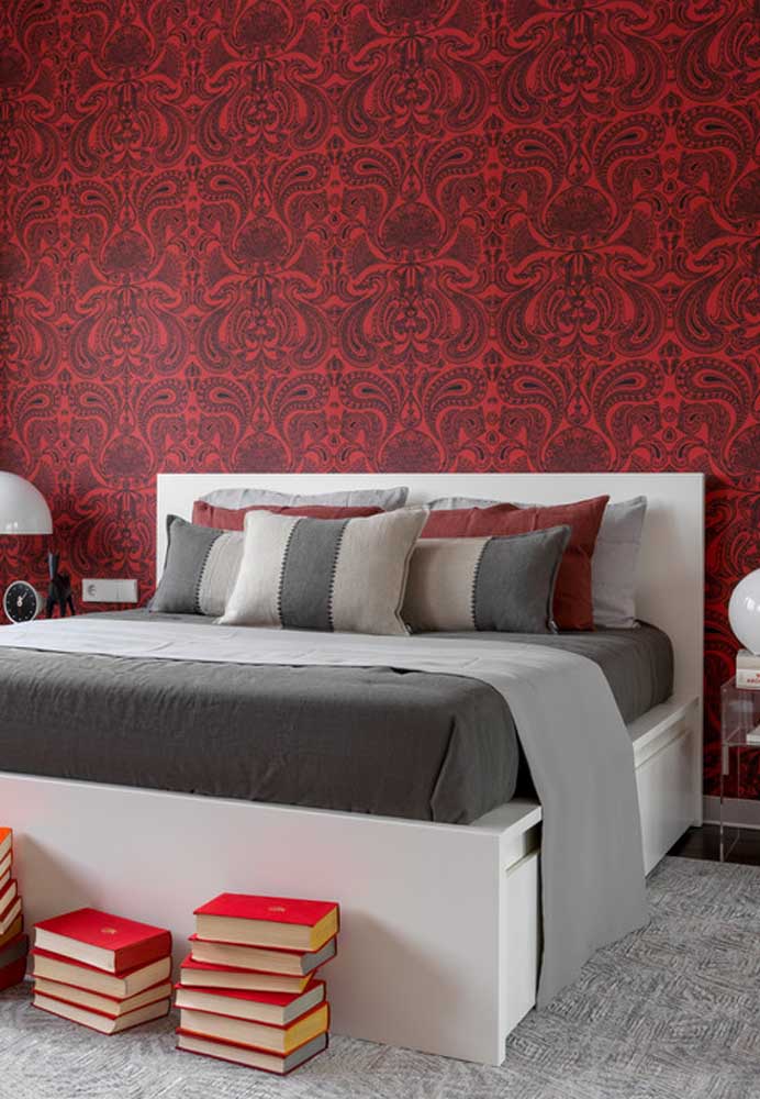 Olha que papel de parede diferente para colocar no quarto de casal vermelho.