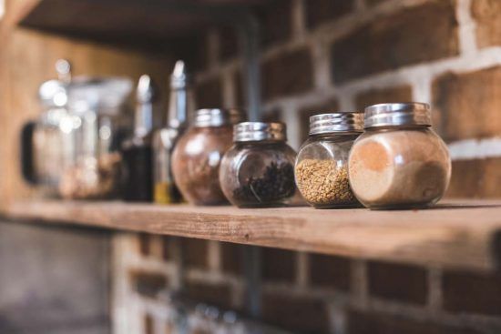 Como Organizar Cozinha Pequena: 20 Dicas Práticas Sem Esforço
