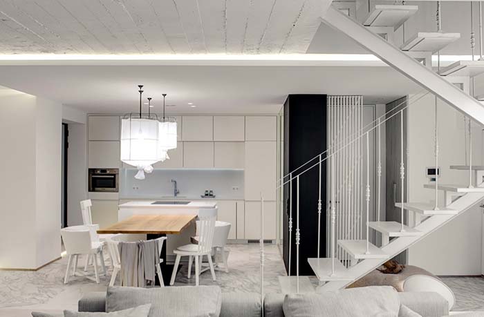 Escada branca em casa com decoração clean
