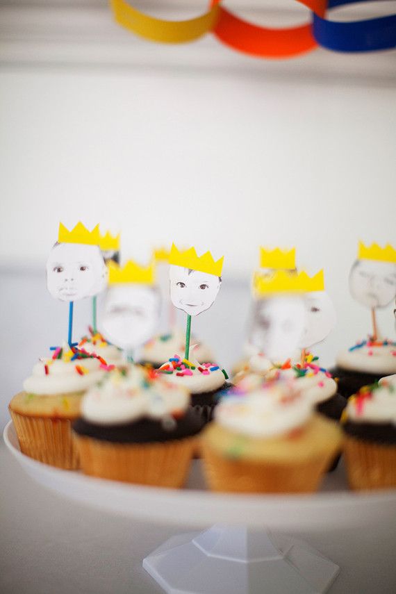 Decoração de festa infantil com cupcakes de carinhas