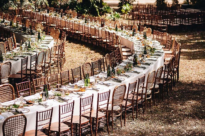 Espiral de mesas no casamento ao ar livre