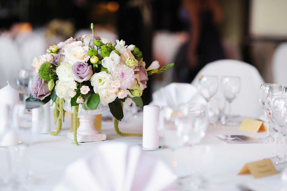Mesa posta de casamento com flores