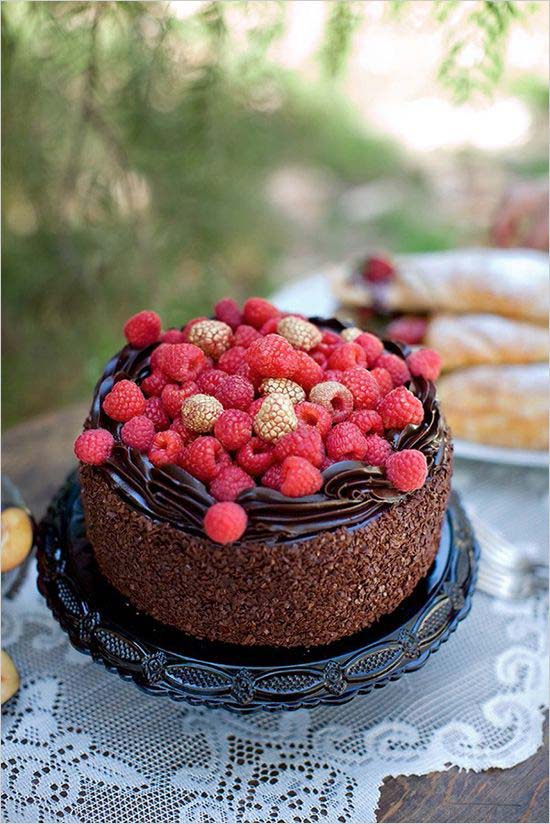 Ganache de chocolate no bolo de casamento simples
