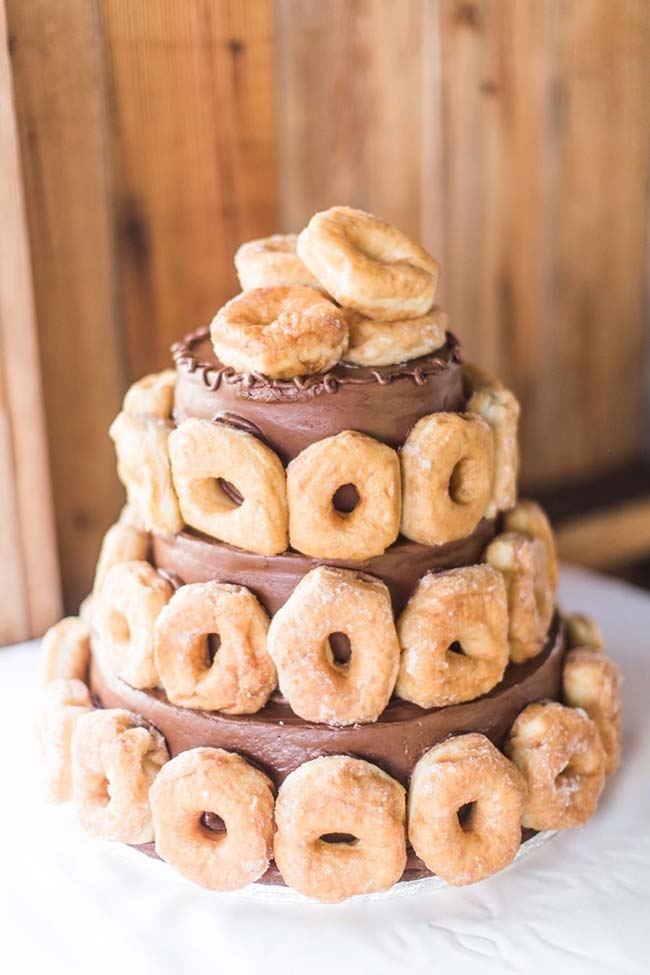 Bolo de casamento simples: um bolo de donuts