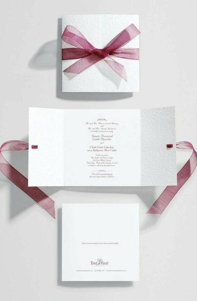 Featured image of post Convite De Casamento Simples E Facil De Fazer Dobre a toalhinha sobre o papel com os dados do evento e prenda as