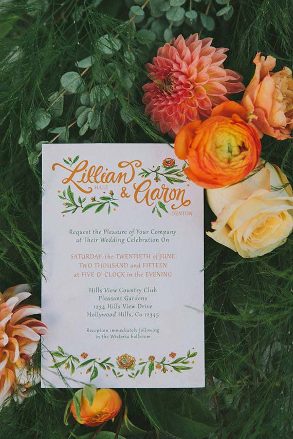 Flores no convite de casamento simples