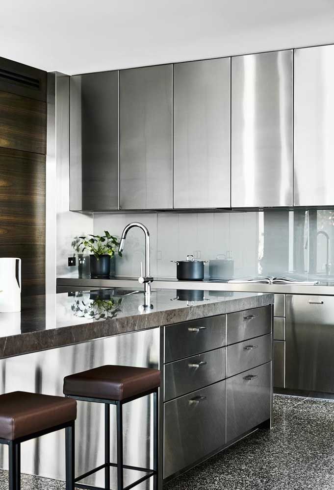 Adicionando alguns elementos metálicos você transforma uma cozinha em algo moderno e luxuoso