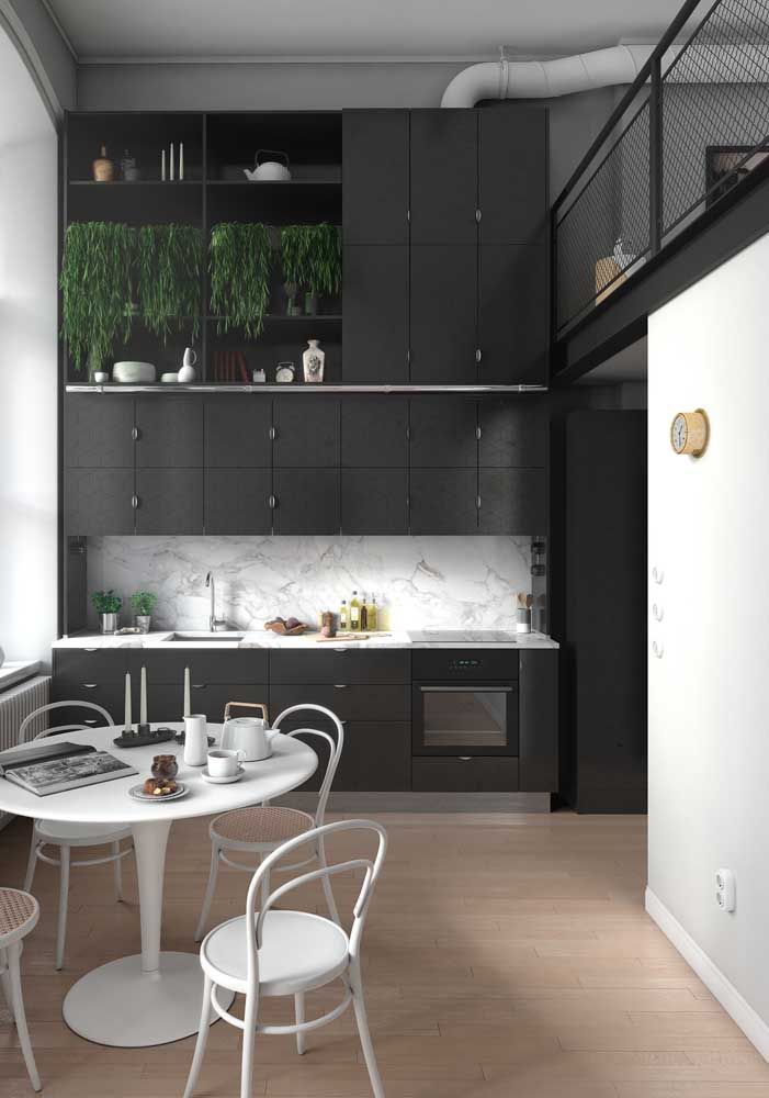 Que tal fazer um armário todo preto para destacar a cozinha?