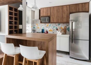 Bancada de madeira: prós, contras e modelos para inspirar seu novo projeto