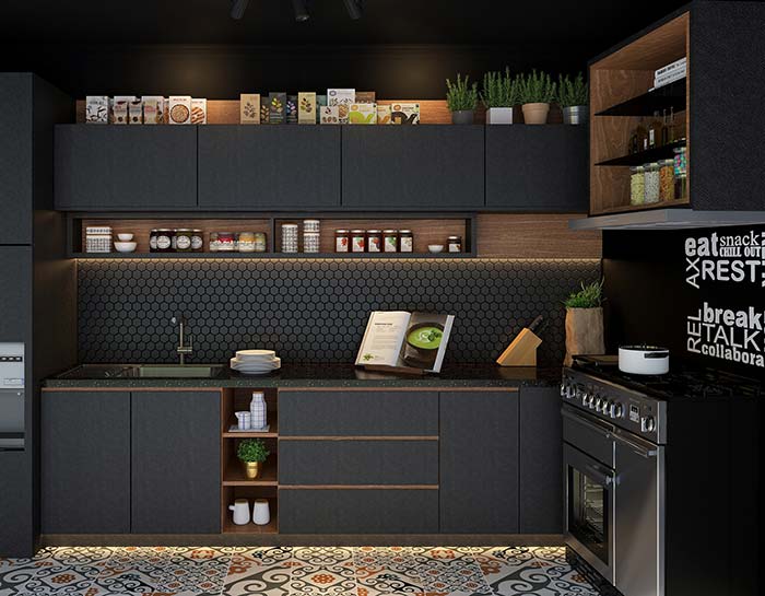 Armário de cozinha de parede preto com detalhes metalizados