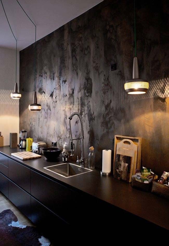 Luminárias pendentes garantem a iluminação dessa cozinha preta