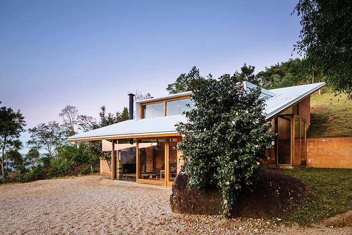 Casa de campo com telhado termoacústico