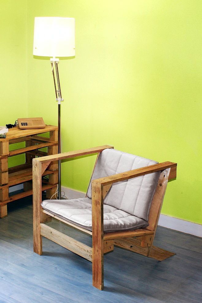 cushioned pallet armchair with high arms