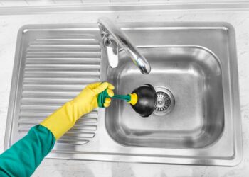 Como desentupir pia: conheça os principais métodos passo a passo