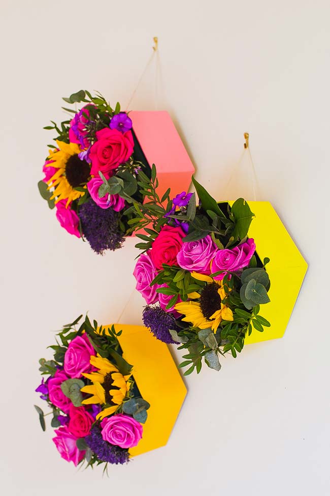 Caixa de papelão e flores coloridas na decoração de casamento faça você mesmo