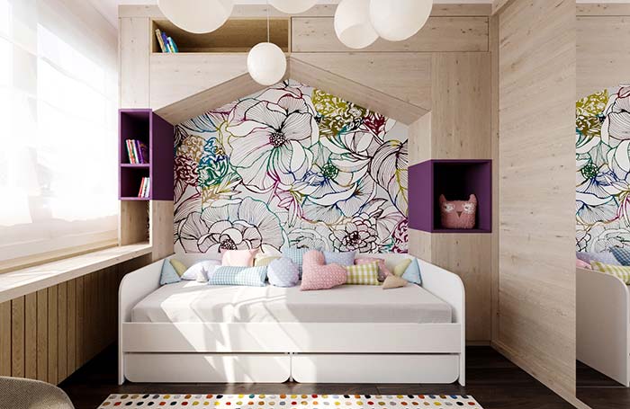 A cor roxa destaca os nichos e os harmoniza com as cores do papel de parede na cabeceira da cama.<