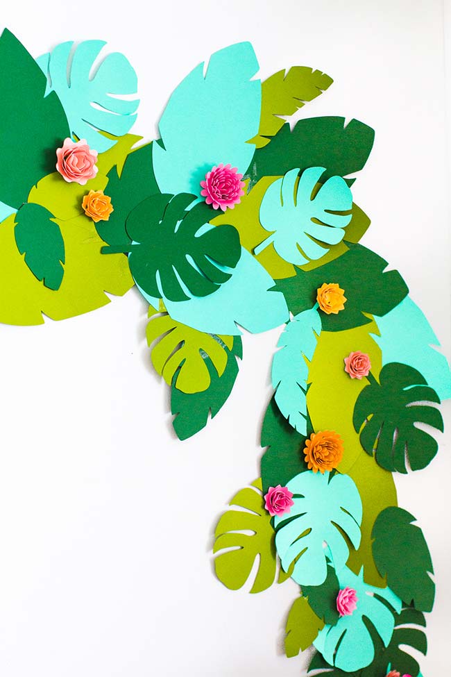 Decoração tropical e colorida para a parede feita com flores e folhas de EVA