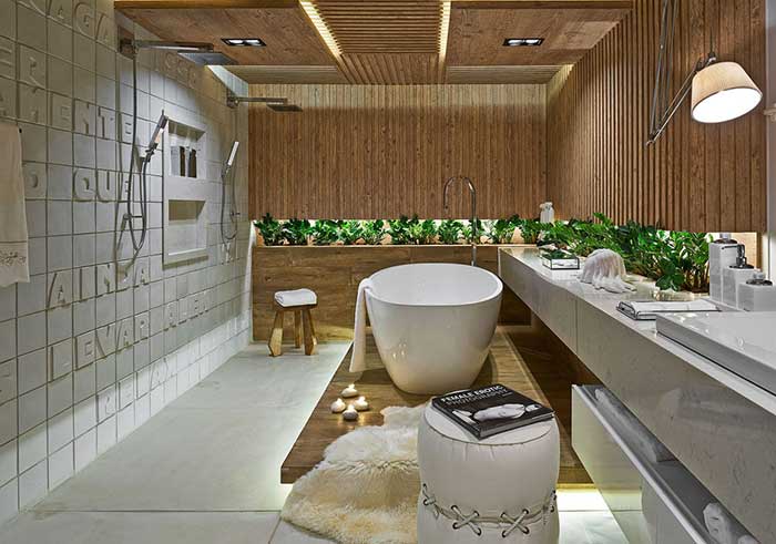 Quer mais aconchego que um banheiro revestido com madeira e cheio de plantas?