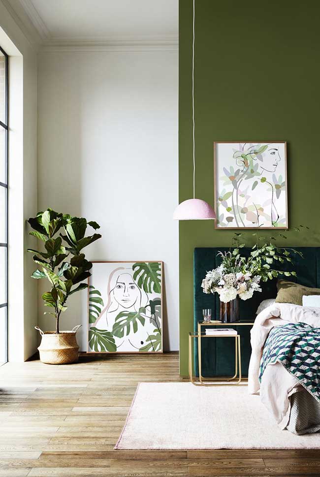 As paredes em verde musgo trazem sobriedade e um clima ameno para o quarto
