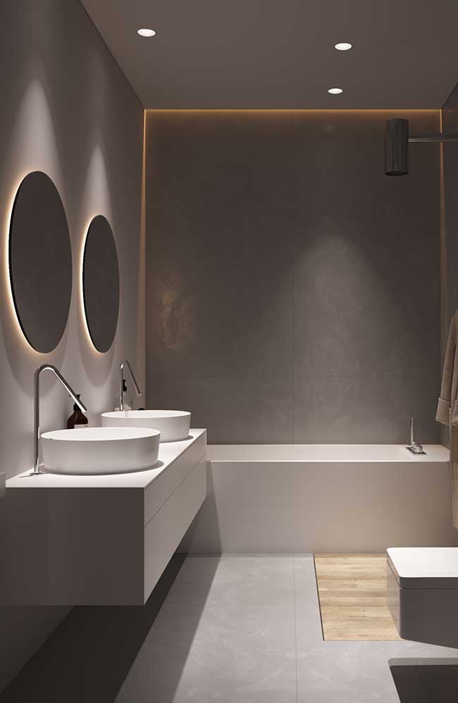 A fita de LED atrás dos espelhos do banheiro traz sensação de profundidade ao ambiente