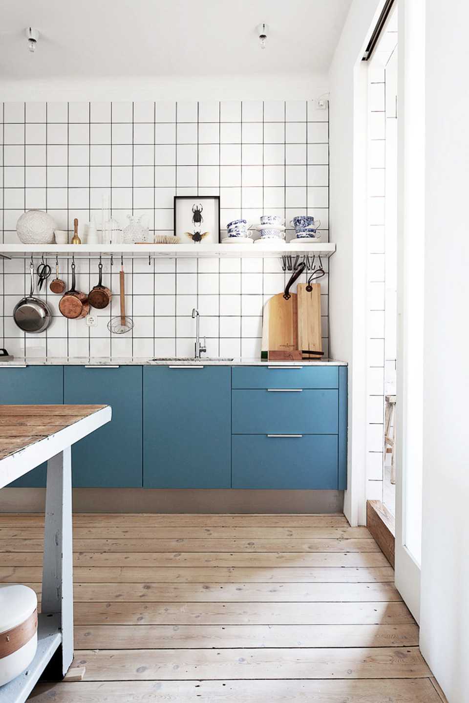 Cozinha com diferentes tons de azul