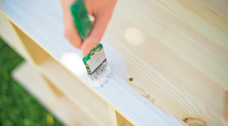 Como pintar móveis de madeira: dicas completas com passo a passo