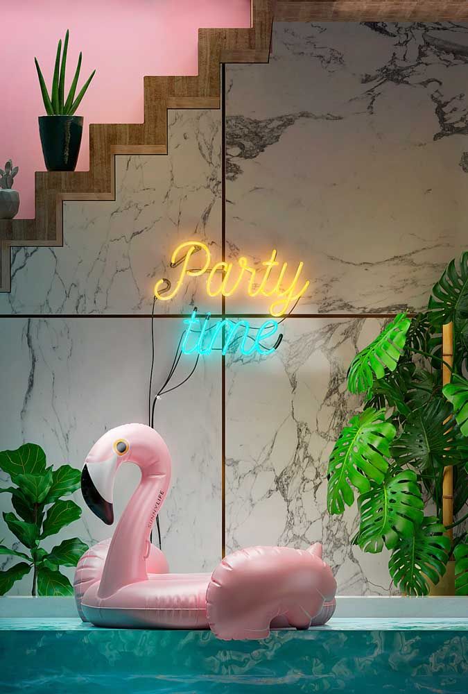 Combinação de tendências: Costela de Adão, flamingo e letreiro de LED