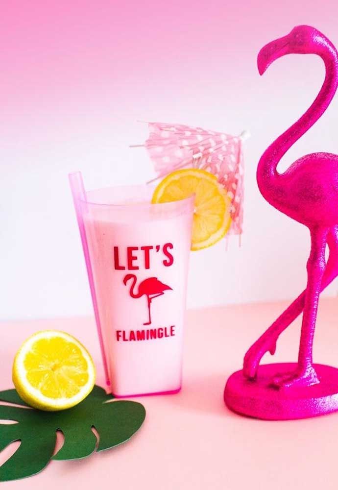 Para manter o frescor, aposte nos drinks para a sua festa flamingo