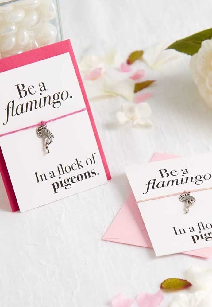 Lembrancinha flamingo: pingentes dessas aves tão carismáticas para suas convidadas usarem em todos os lugares