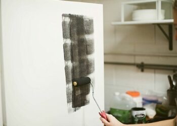 Como pintar geladeira: 3 métodos, preparação e passo a passo