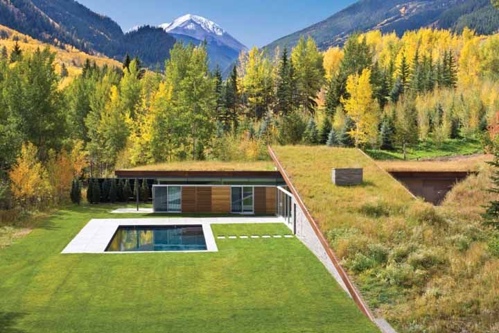 Essa casa foi construída de tal modo que ela até parece ser subterrânea, mas na verdade esse efeito é graças ao telhado verde que cobre toda sua extensão