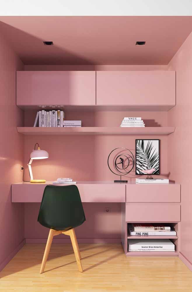E se você acredita que um ambiente todo rosa é demais, repare nesse escritório, nenhum desconforto visual, especialmente pelo uso das linhas retas e do detalhe preto da cadeira