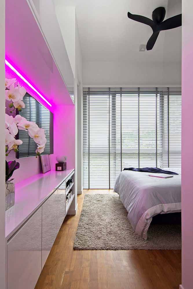 Uma iluminação cor de rosa para aquecer o quarto