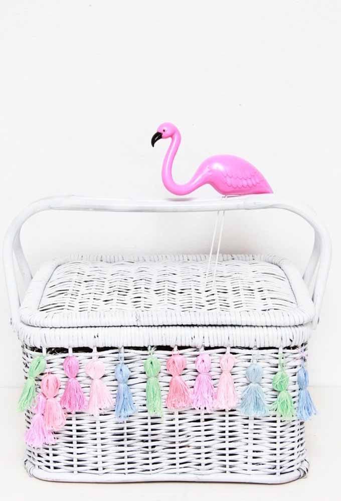 Cesto de vime decorado com flamingo e pompons de franja: adapte os enfeites ao gosto do seu cliente