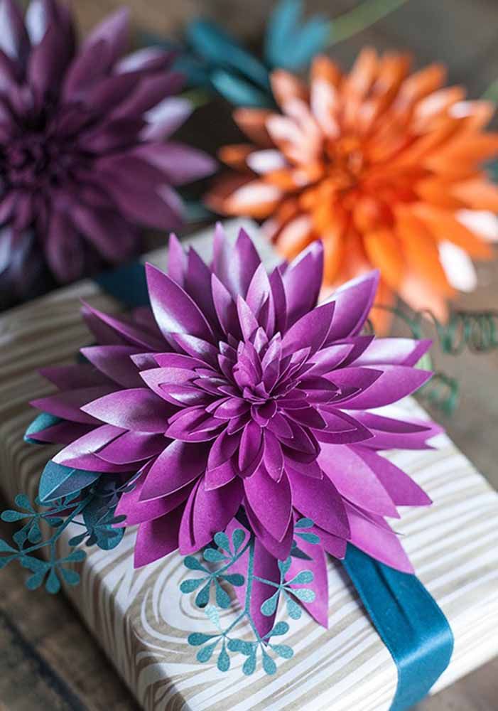 Presente duplo: use as flores de papel para decorar o embrulho do presente