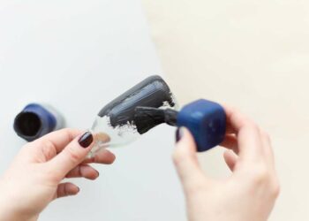 Como pintar garrafa de vidro: técnicas, tipos de tinta e outras dicas