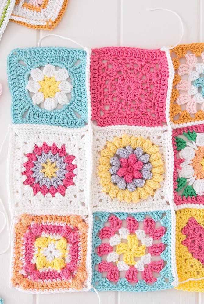 Um tapete de crochê quadrado florido para deixar a casa mais romântica e delicada