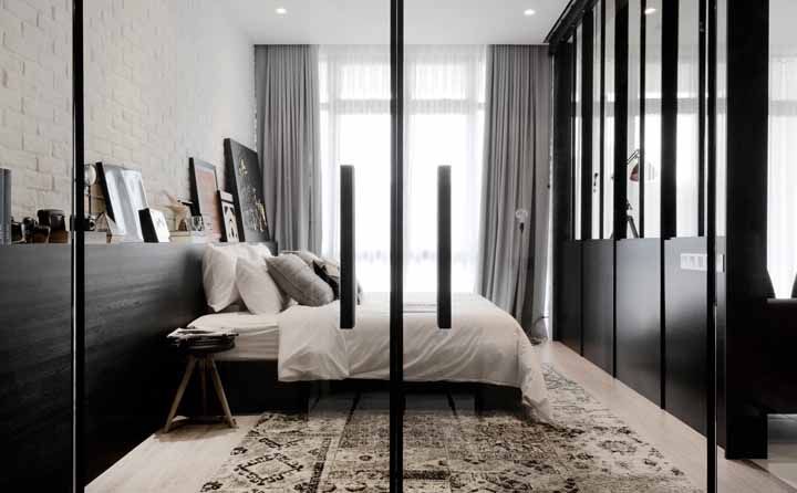 A clássica combinação entre o preto e o branco para deixar o quarto do casal confortável, equilibrado e moderno