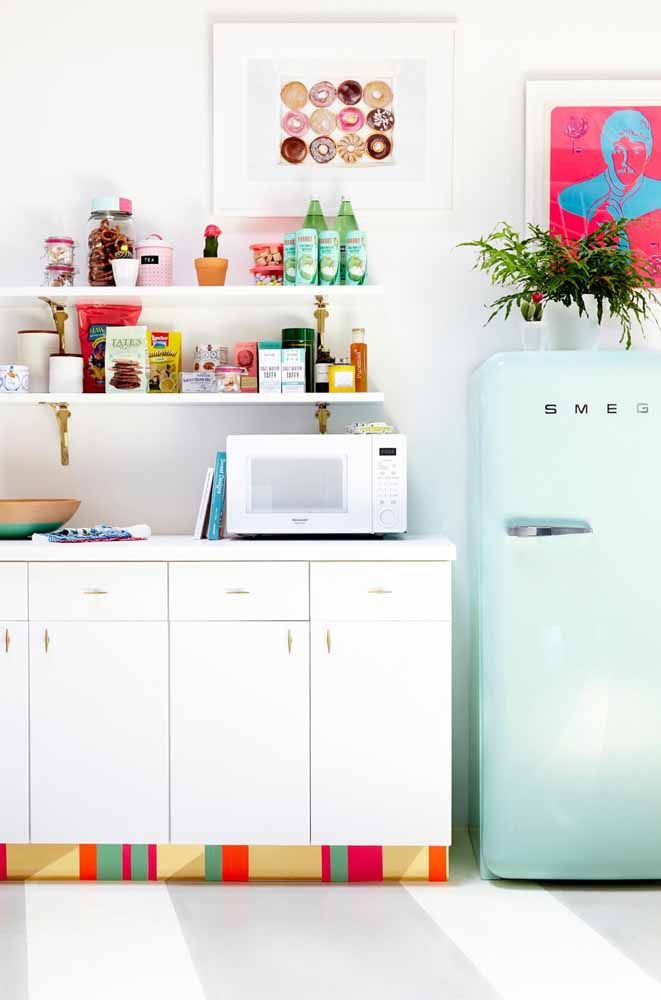 Rodapé de papel contact colorido: um detalhe para fazer a diferença nessa cozinha