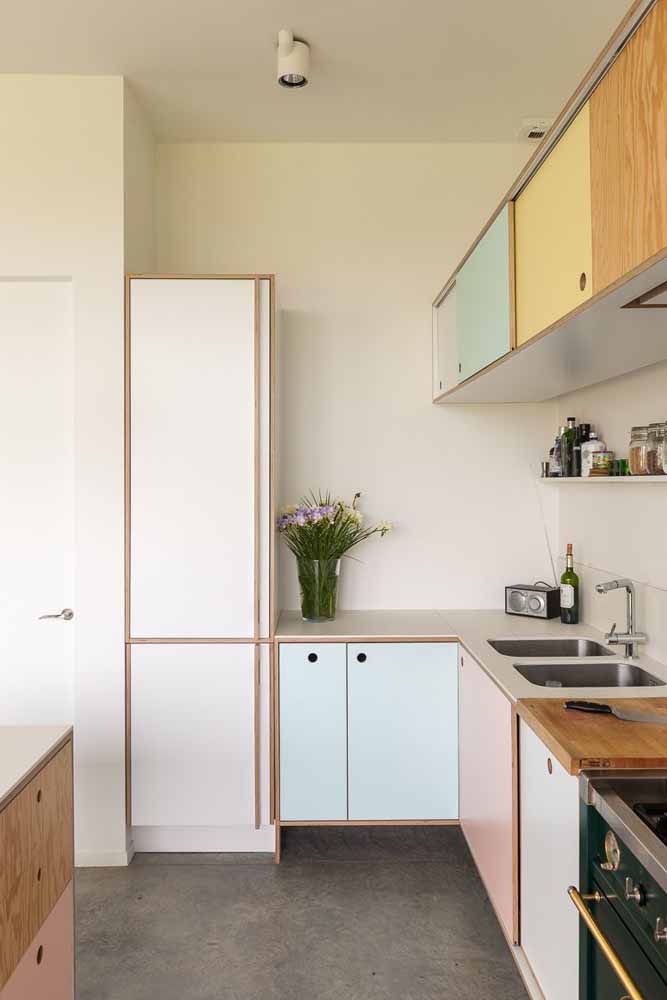 Papel contact nas cores do estilo retrô para mudar a decor da cozinha