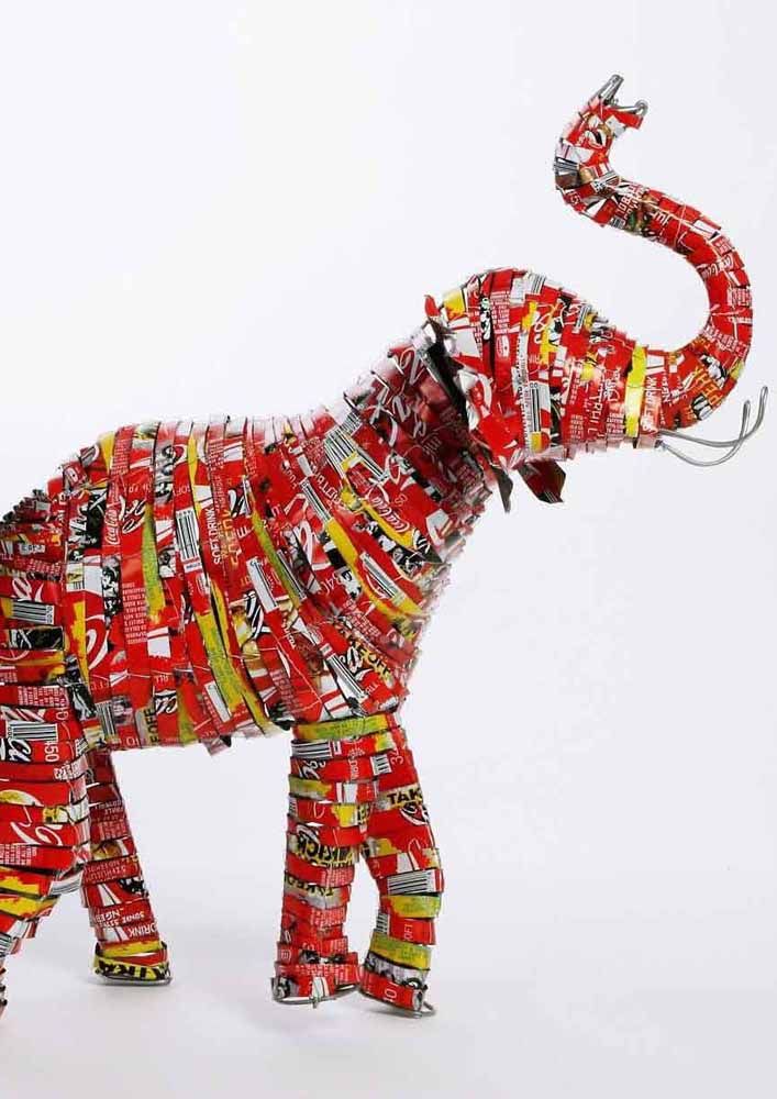 Em camadas: esse elefante foi totalmente feito com tiras de latinha de alumínio, olha o visual! 
