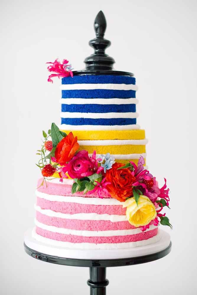 A decoração desse bolo fica por conta das três camadas de massa colorida