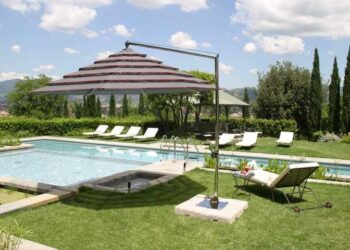 Ombrelone: saiba como usar na décor de jardins e áreas externas