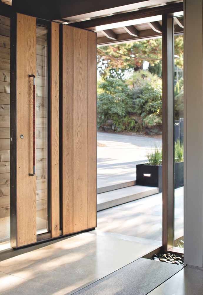 Madeira e vidro: a parte vazada da porta permite a entrada de luz para dentro da casa