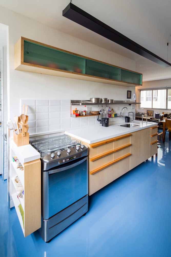 Um piso epóxi azul para dar aquele toque especial de cor aos ambientes integrados
